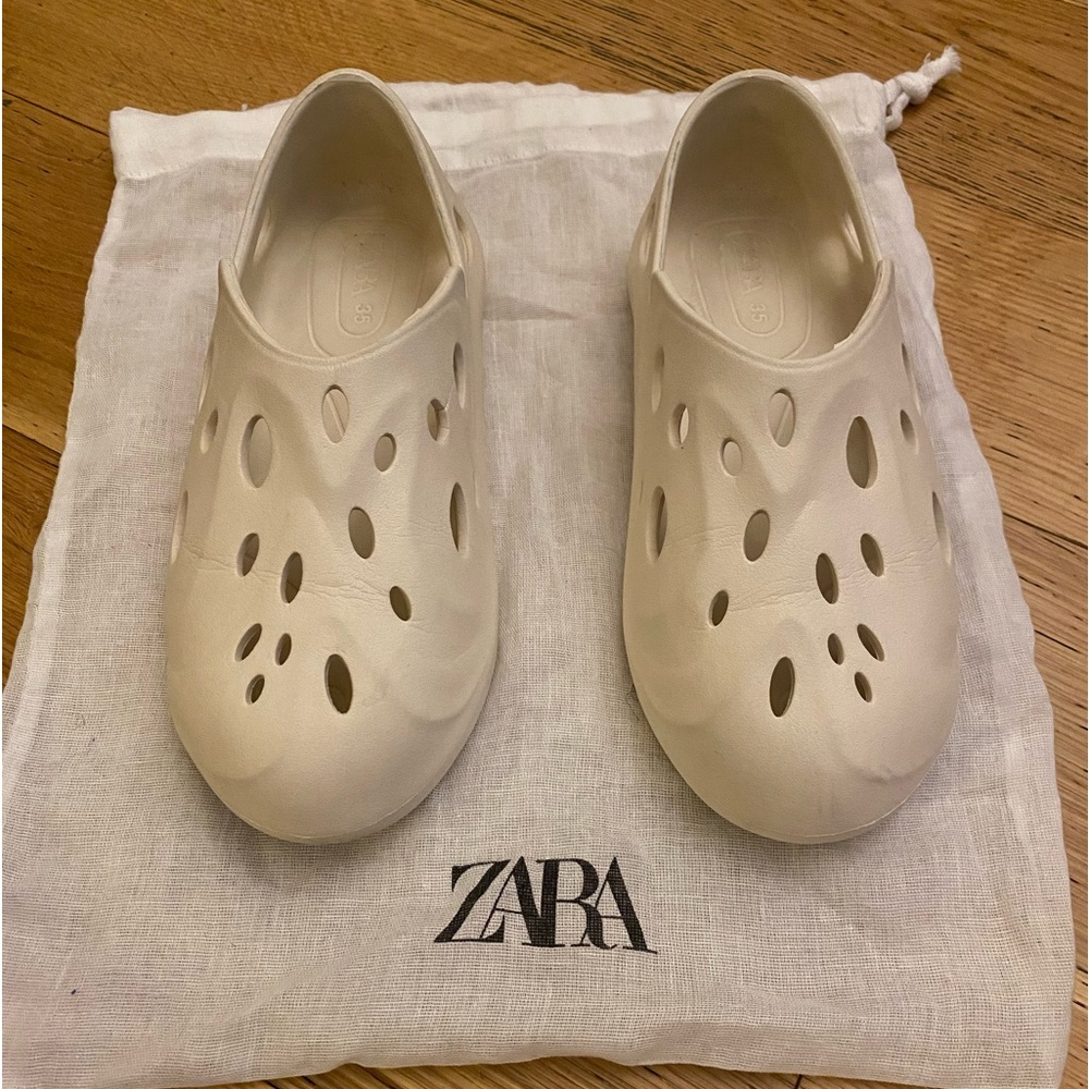 Unisex Zara Rubberized lightweight Sneaker/Shoe